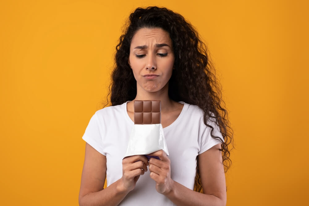 チョコレートを我慢する女性